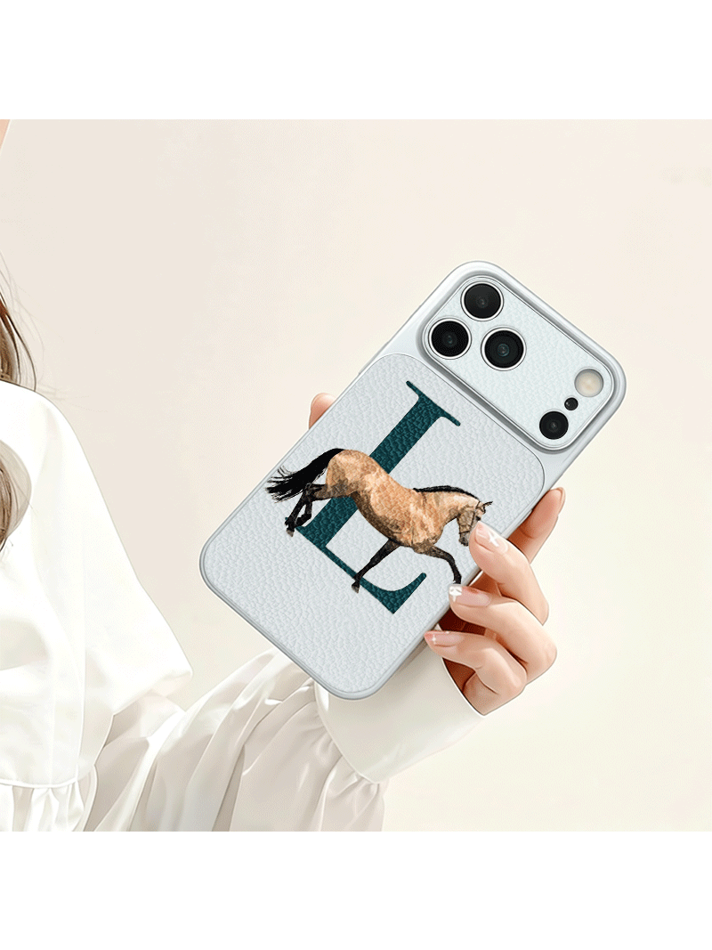 Phone Cases Near - เคสโทรศัพท์ลายหนังลายม้าสีน้ำตาลใกล้ตัวอักษร L สำหรับ iPhone 11/12/13/14/15/16/17 Pro